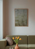 Cuadro decorativo de estilo minimalista y orgánico colocado en salón, degradado texturizado envejecido en tonos neutros, modelo Aged Textured Gradient