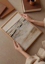 Tableau encadré avec paysage abstrait à horizon doux, formes organiques beige, blanc cassé, gris et accents bordeaux, dans un style abstrait contemporain et apaisant. Disponible sur kudeko.com