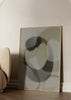 Cuadro decorativo de estilo minimalista y orgánico colocado en salón, composición abstracta orgánica en tonos ceniza, modelo Aura Ceniza