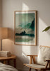 Tableau encadré avec paysage de montagnes estompées, forêt sombre, brume légère, lac clair et phrase inspirante en vert sauge, turquoise doux et blanc, dans un style typographique contemporain. Disponible sur kudeko.com