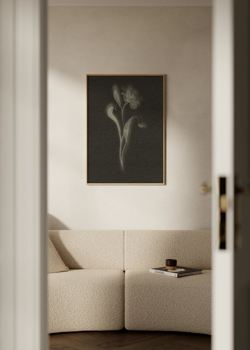 Dekoratives Wandbild im minimalistischen und organischen Stil in einem Wohnzimmer, botanische Blume in Schwarz-Weiß, Modell Black Biophilic Flower. Erhältlich auf kudeko.com