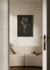 Cuadro decorativo de estilo minimalista y orgánico colocado en salón, flor botánica en blanco y negro, modelo Black Biophilic Flower