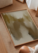 Cuadro decorativo de estilo minimalista y orgánico colocado en salón, acuarela abstracta en tonos dorados y tierra, modelo Bruma Dorada
