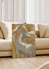 Dekoratives Wandbild im minimalistischen und organischen Stil in einem Wohnzimmer, Pferdefamilie in Erdtönen, Modell Calm Horse Family. Erhältlich auf kudeko.com
