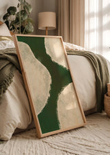 Cuadro decorativo de estilo minimalista y orgánico colocado en salón, composición abstracta orgánica en verde y crema, modelo Chromatic Volume V