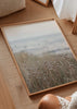 Minimalistisches Wandbild mit Küstenlandschaft und natürlicher Vegetation in sanften Farbtönen, ideal für eine entspannte und moderne Dekoration. Erhältlich auf kudeko.com