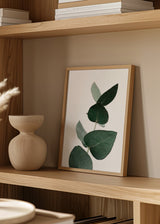 Quadro com ramo de eucalipto em tons de verde escuro sobre fundo claro, com estilo decorativo simples e natural. Disponível em kudeko.com
