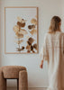 Gerahmtes Wandbild mit Eukalyptuszweigen, rundlichen Blättern in Beige, Creme und sanftem Braun, hellem Hintergrund und botanisch floralem Stil. Erhältlich auf kudeko.com