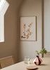 Cuadro decorativo de estilo minimalista y orgánico colocado en salón, ramas de eucalipto dorado minimalistas, modelo Eucalyptus Gold No 02