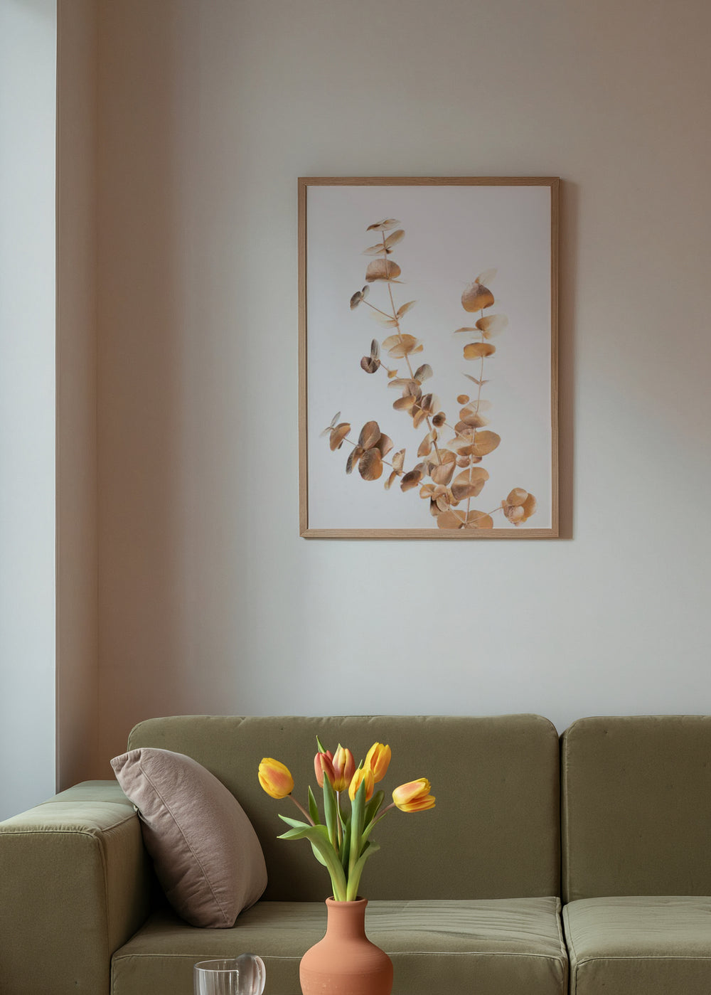 Cuadro decorativo de estilo minimalista y orgánico colocado en salón, ramas de eucalipto en tonos dorados, modelo Eucalyptus Gold No 04