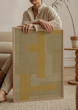 Gerahmtes Wandbild mit abstrakter Komposition aus überlagerten rechteckigen Blöcken, textiler Bildwirkung in Beige, Sand, Creme und Senf, im geometrischen abstrakten Stil. Erhältlich auf kudeko.com