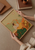 Cuadro decorativo de estilo minimalista y orgánico colocado en salón, mujer tropical con fruta en paisaje cálido, modelo Farmer Guava