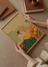 Cuadro decorativo de estilo minimalista y orgánico colocado en salón, mujer tropical con fruta en paisaje cálido, modelo Farmer Guava