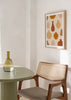Quadro emoldurado com composição de jarros e vasos de formas orgânicas, em terracota, bege, areia e castanho suave sobre fundo creme, de estilo minimalista. Disponível em kudeko.com
