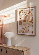 Wandbild mit unregelmäßigen organischen Formen im Terrazzo Look in Beige, Terrakotta, Senfgelb, Off White und Braun, abstrakter zeitgemäßer Stil. Erhältlich auf kudeko.com