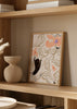Cuadro decorativo de estilo minimalista y orgánico colocado en salón, ilustración floral orgánica en tonos suaves, modelo Fleur