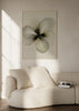 Cuadro decorativo de estilo minimalista y orgánico colocado en salón, flor suave en tonos marfil, modelo Flor Marfil
