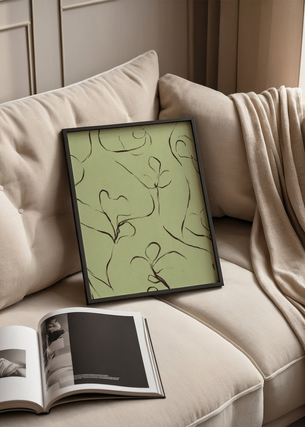 Gerahmtes Wandbild mit Blumen, geschwungenen Linien, dunklen Konturen, hellgrünem Hintergrund und organischer Komposition im klaren, floralen Stil. Erhältlich auf kudeko.com