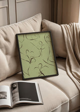 Gerahmtes Wandbild mit Blumen, geschwungenen Linien, dunklen Konturen, hellgrünem Hintergrund und organischer Komposition im klaren, floralen Stil. Erhältlich auf kudeko.com