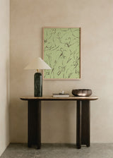 Cuadro decorativo de estilo minimalista y orgánico colocado en salón, flores abstractas de líneas sinuosas, modelo Flowers with sinuous lines II