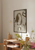 Cuadro decorativo de estilo minimalista y orgánico colocado en salón, formas abstractas en tonos tierra, modelo Formas Terrosas