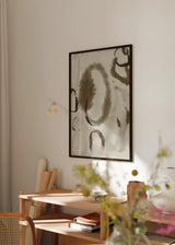 Cuadro decorativo de estilo minimalista y orgánico colocado en salón, formas abstractas en tonos tierra, modelo Formas Terrosas