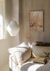 Tableau encadré de fines branches couvertes de givre en gros plan, avec tons beige, crème, doré doux, fond flou et style photographique naturel. Disponible sur kudeko.com
