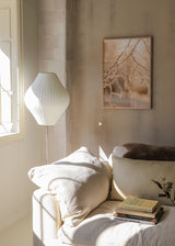 Tableau encadré de fines branches couvertes de givre en gros plan, avec tons beige, crème, doré doux, fond flou et style photographique naturel. Disponible sur kudeko.com