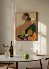 Cuadro decorativo de estilo minimalista y orgánico colocado en salón, mujer tropical con frutas exóticas, modelo Fruit Seller