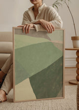 Cuadro decorativo de estilo minimalista y orgánico colocado en salón, composición geométrica abstracta en tonos verdes, modelo Green geometric shapes I