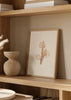 Cuadro decorativo de estilo minimalista y orgánico colocado en salón, hoja botánica en acuarela minimalista, modelo Hoja Suspendida