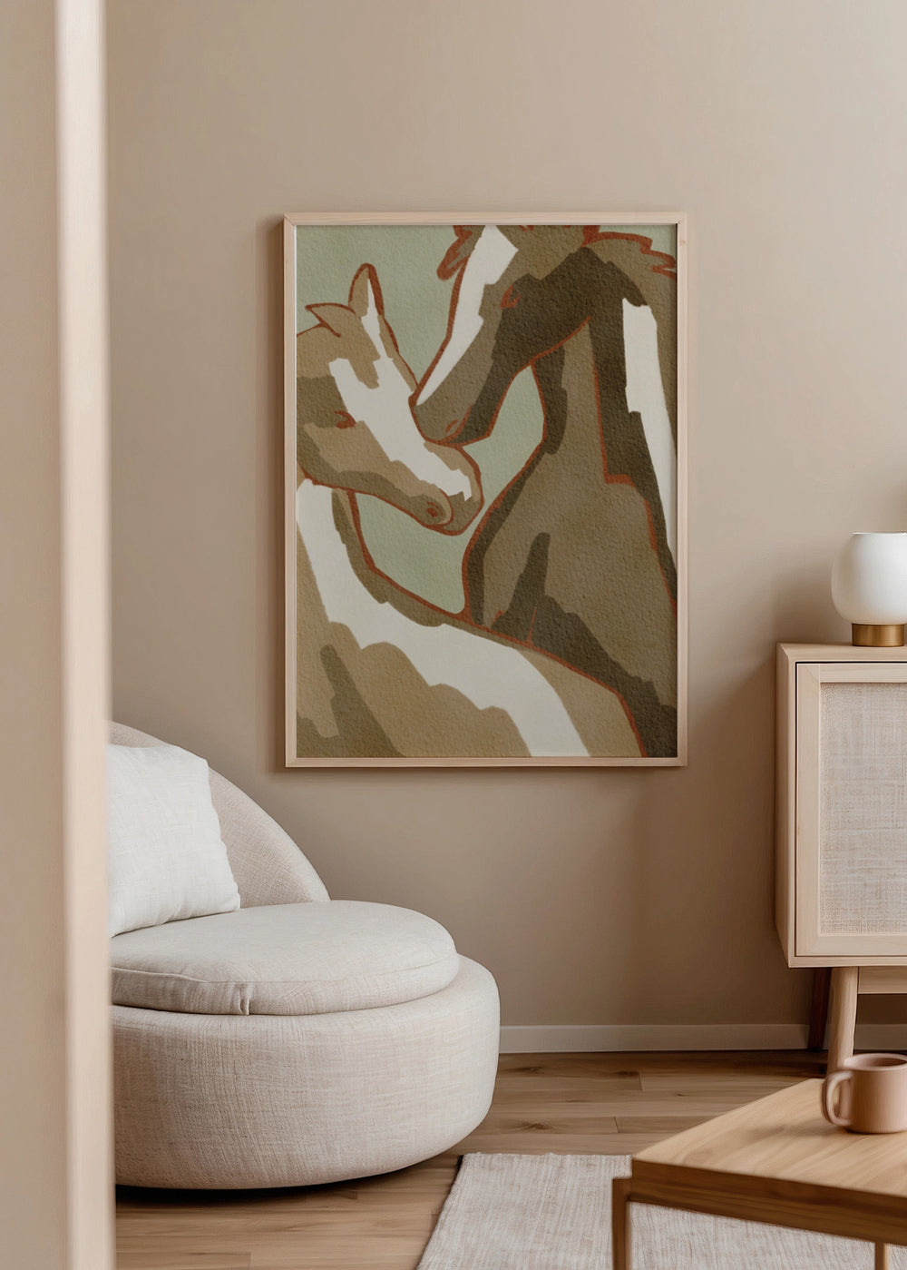 Dekoratives Wandbild im minimalistischen und organischen Stil in einem Wohnzimmer, ruhige Illustration von Pferden in Erdtönen, Modell Horse Love. Erhältlich auf kudeko.com
