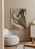 Cuadro decorativo de estilo minimalista y orgánico colocado en salón, ilustración serena de caballos en tonos tierra, modelo Horse Love