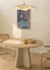Cuadro decorativo de estilo minimalista y orgánico colocado en salón, paisaje japonés sereno con luna y árbol rojo, modelo Japanese Nature