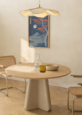 Cuadro decorativo de estilo minimalista y orgánico colocado en salón, paisaje japonés sereno con luna y árbol rojo, modelo Japanese Nature