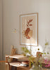 Cuadro decorativo de estilo minimalista y orgánico colocado en salón, jarrón bohemio con hojas en tonos tierra, modelo Jarrón Bohemio III