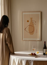 Quadro emoldurado com jarra estilizada, formas orgânicas, tons de bege, areia e terracota sobre fundo claro, em estilo abstrato minimalista. Disponível em kudeko.com