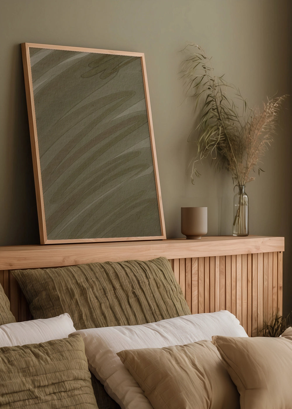 Cuadro decorativo de estilo minimalista y orgánico colocado en salón, formas orgánicas en tonos oliva, modelo Marea de Oliva
