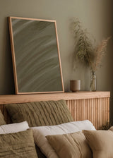 Cuadro decorativo de estilo minimalista y orgánico colocado en salón, formas orgánicas en tonos oliva, modelo Marea de Oliva