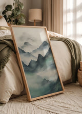 Wandbild mit Bergen im Nebel, geschichteten Formen in Aquagrün, bläulichem Grau und Weiß, im Natur- und Landschaftsstil. Erhältlich auf kudeko.com