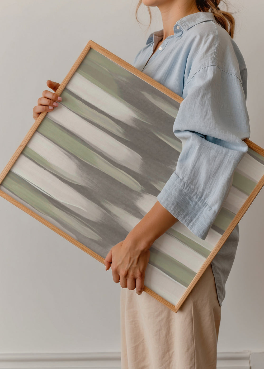 Quadro com faixas verticais esbatidas em verde oliva, cinzento taupe, branco partido e preto suave, numa composição abstrata serena de estilo moderno. Disponível em kudeko.com