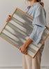 Wandbild mit weich verschwommenen vertikalen Streifen in Olivgrün, Taupegrau, Off-White und sanftem Schwarz, in ruhigem modernem abstraktem Stil. Erhältlich auf kudeko.com