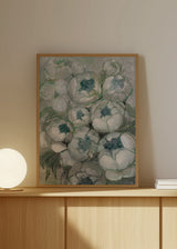 Gerahmtes Wandbild mit weißen und grauen Pfingstrosen, blaugrünen Blütenmitten, sanft grünen Blättern und floraler Nahkomposition im natürlichen Stil auf hellem Hintergrund. Erhältlich auf kudeko.com