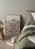 Cuadro decorativo de estilo minimalista y orgánico colocado en salón, paisaje abstracto de montaña y río, modelo Painted Mountain River