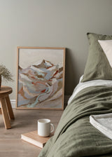 Cuadro decorativo de estilo minimalista y orgánico colocado en salón, paisaje abstracto de montaña y río, modelo Painted Mountain River