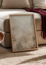 Quadro emoldurado com paisagem de árvores difusas entre nevoeiro, arbustos suaves, tons de bege, areia, cinza claro e branco quebrado, em estilo natureza e paisagem. Disponível em kudeko.com