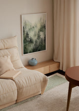 Tableau encadré représentant une forêt de pins dans la brume, avec couches d’arbres en vert sauge, gris doux et beige clair, dans un style nature et paysage. Disponible sur kudeko.com