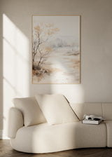 Wandbild mit Landschaft, feinen Bäumen, ruhigem Wasser, nebligen Bergen sowie Beige, Creme und sanften Grautönen im zeitgenössischen Naturstil. Erhältlich auf kudeko.com
