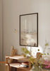 Quadro com paisagem de margem difusa, planície suave, vegetação subtil, horizonte enevoado, tons bege, creme, areia e cinza claro, estilo natureza e paisagem. Disponível em kudeko.com
