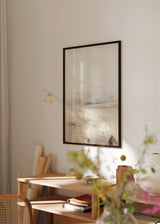 Quadro com paisagem de margem difusa, planície suave, vegetação subtil, horizonte enevoado, tons bege, creme, areia e cinza claro, estilo natureza e paisagem. Disponível em kudeko.com